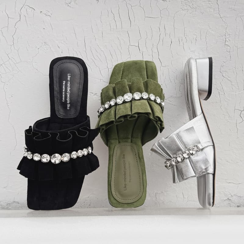 Silver Leather Pleated Slide Sandals With A Resort Vibe